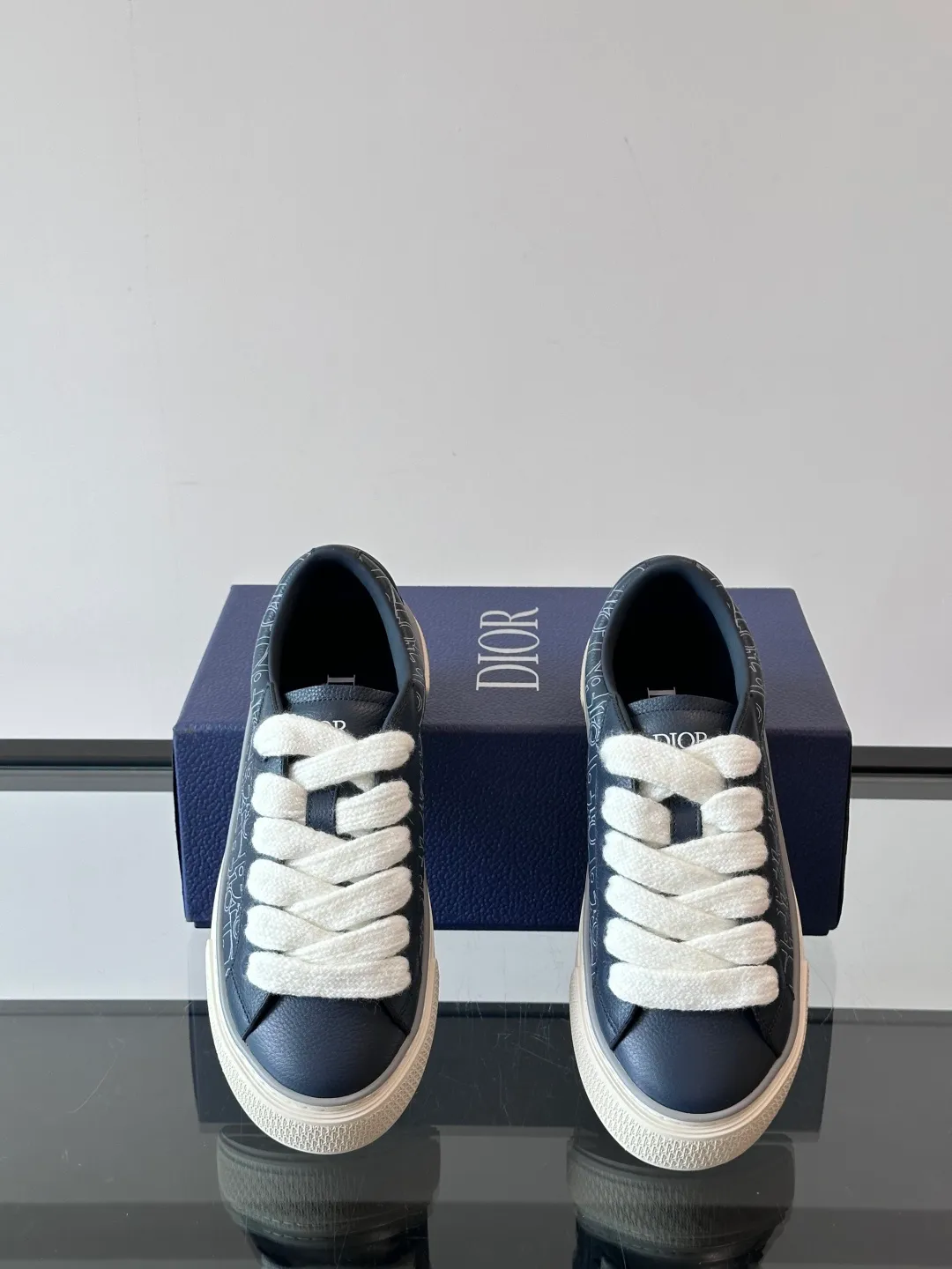 Men's men's shoes 💰p440 "Dio～r" 🆕This B33 sneaker is a new interpretation of the classic tennis shoe, with a fashionable silhouette that highlights a heavy texture. Crafted from cow leather with Oblique print, it's unique with a padded tongue embellished with the Dior signature, wide mohair laces and tonal brass eyelets with a matte finish. Rubber sole with Oblique print effect, enhanced by a contrasting Dior 30 Avenue Montaigne signature on the rear. It adds a stylish touch to a casual look.  Size: 38-44 (45 customized)